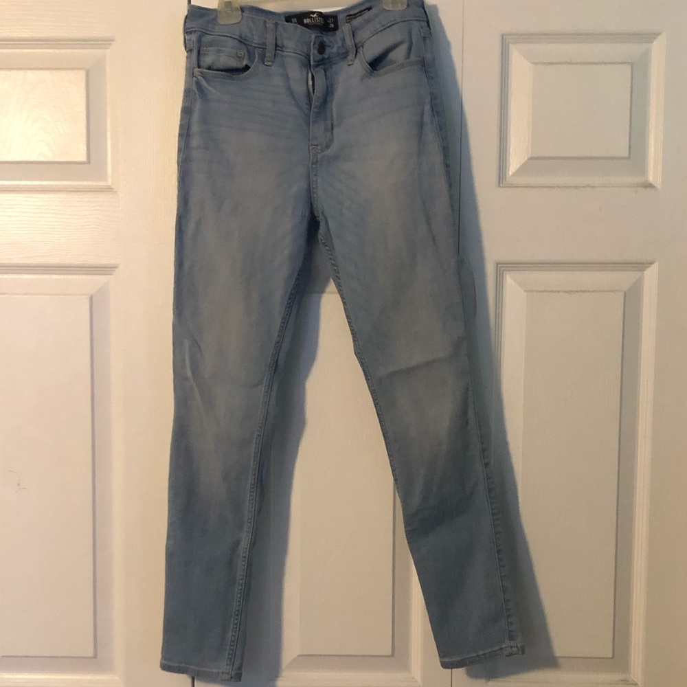 Hollister jeans light color size 5, length is short
